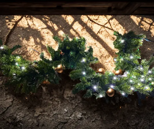 American Pre-lit Garland 2.7m - image 3
