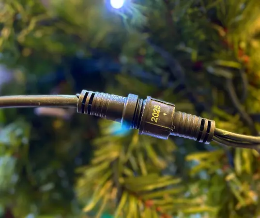 American Pre-lit Garland 2.7m - image 5