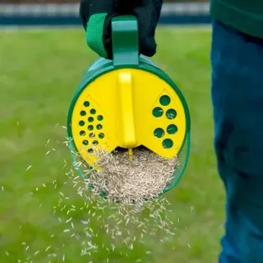 Miracle-Gro® Multi-Use Compact Spreader - image 2