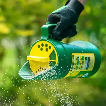 Miracle-Gro® Multi-Use Compact Spreader - image 3